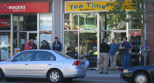 iPhone Line-Up in North Vancouver